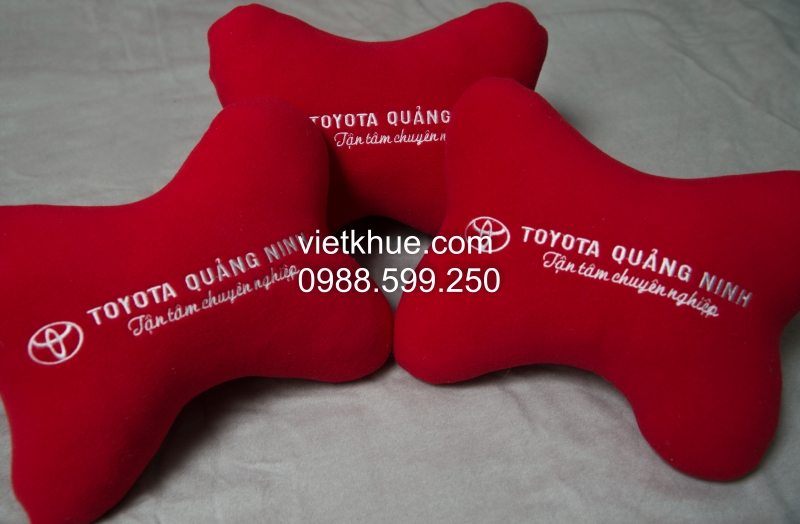 Gối tựa đầu ô tô thêu logo của Toyota Quảng Ninh