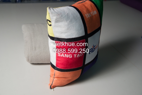 Việt Khuê nhận thiết kế và sản xuất gối tựa in logo